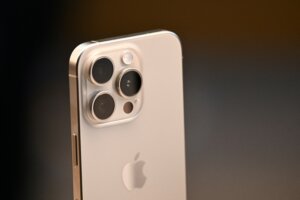 Apple iPhone 15 series devices are displayed for sale at The Grove Apple retail store on release day in Los Angeles, California, on September 22, 2023. (Photo by Patrick T. Fallon / AFP)