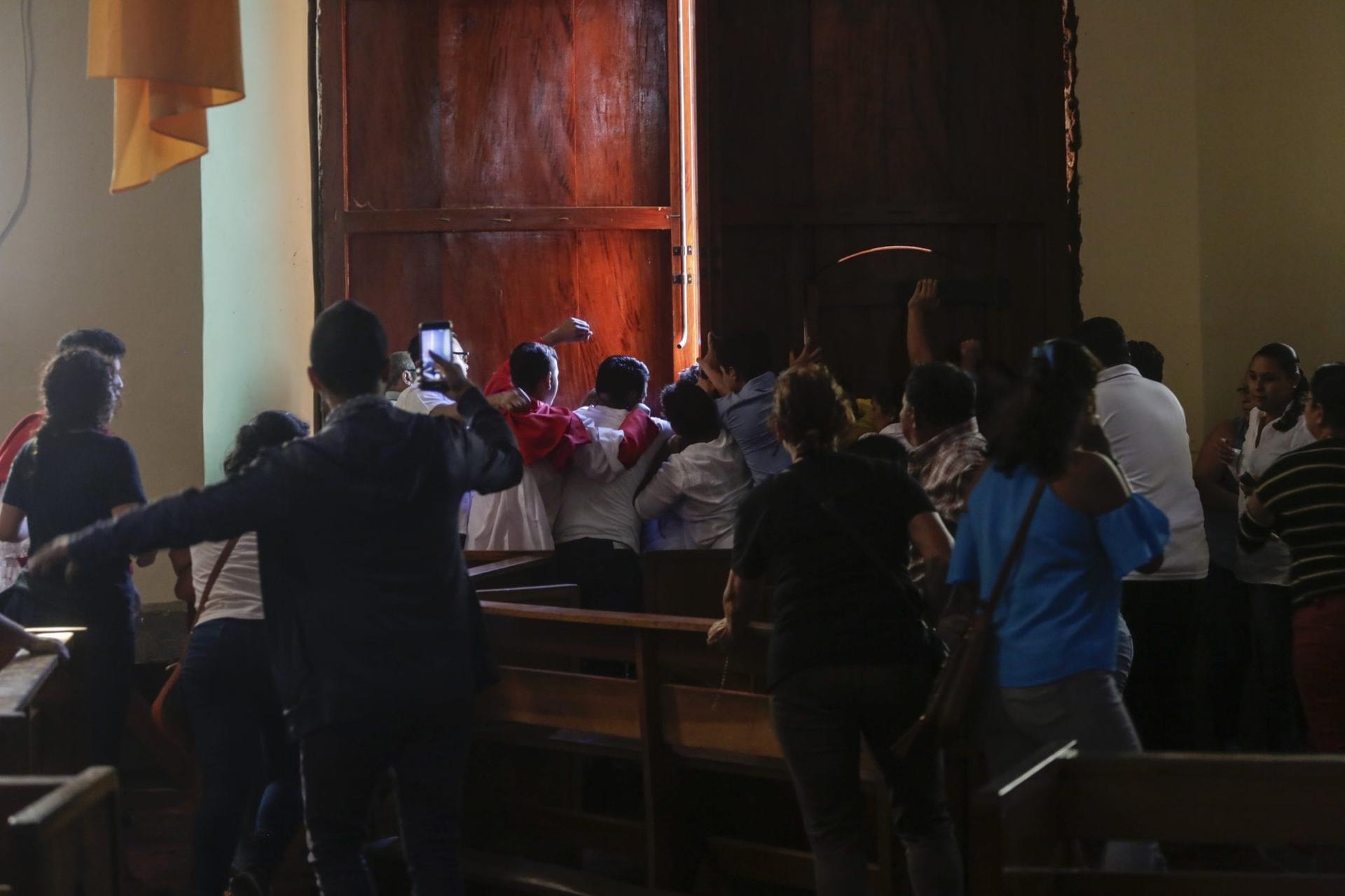 Nicaragua: Pro-government crowd attacks church parishioners