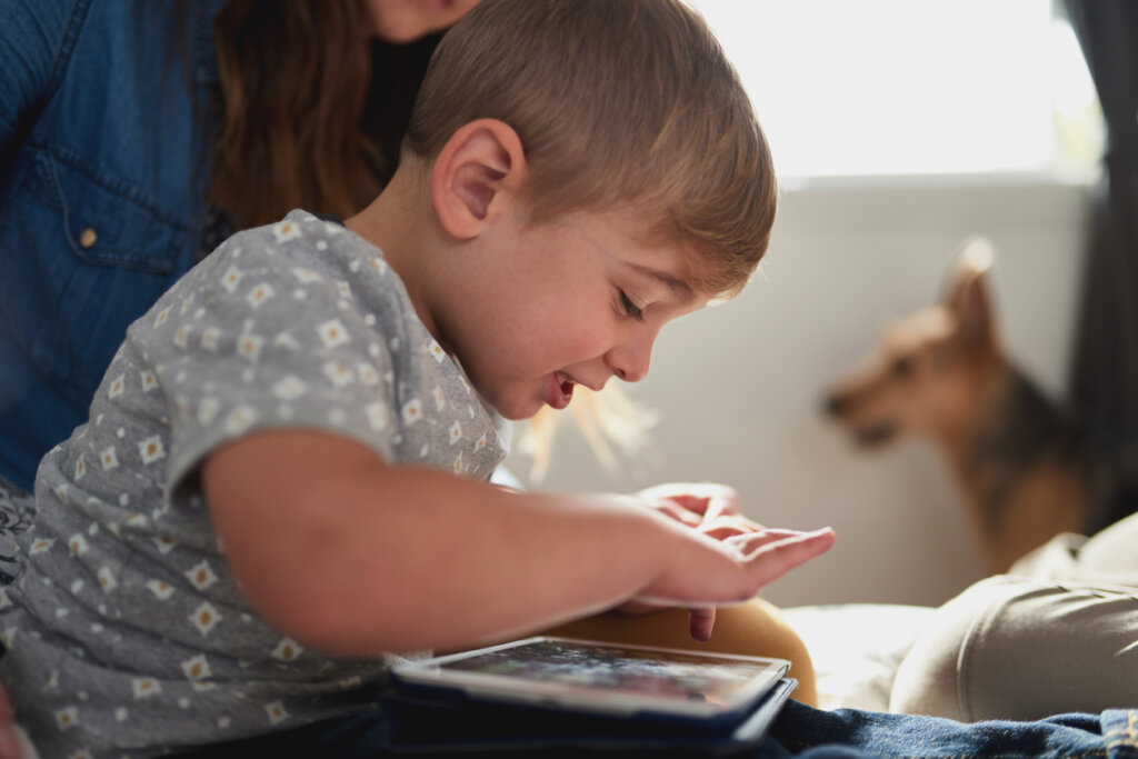 Does smartphone use lead to eyestrain? Why yes. Yes, it does.