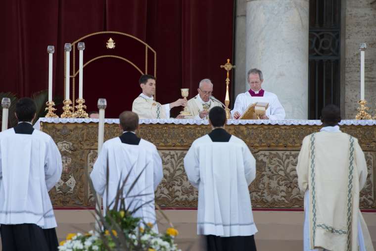 What it’s like to assist at Mass with the pope
