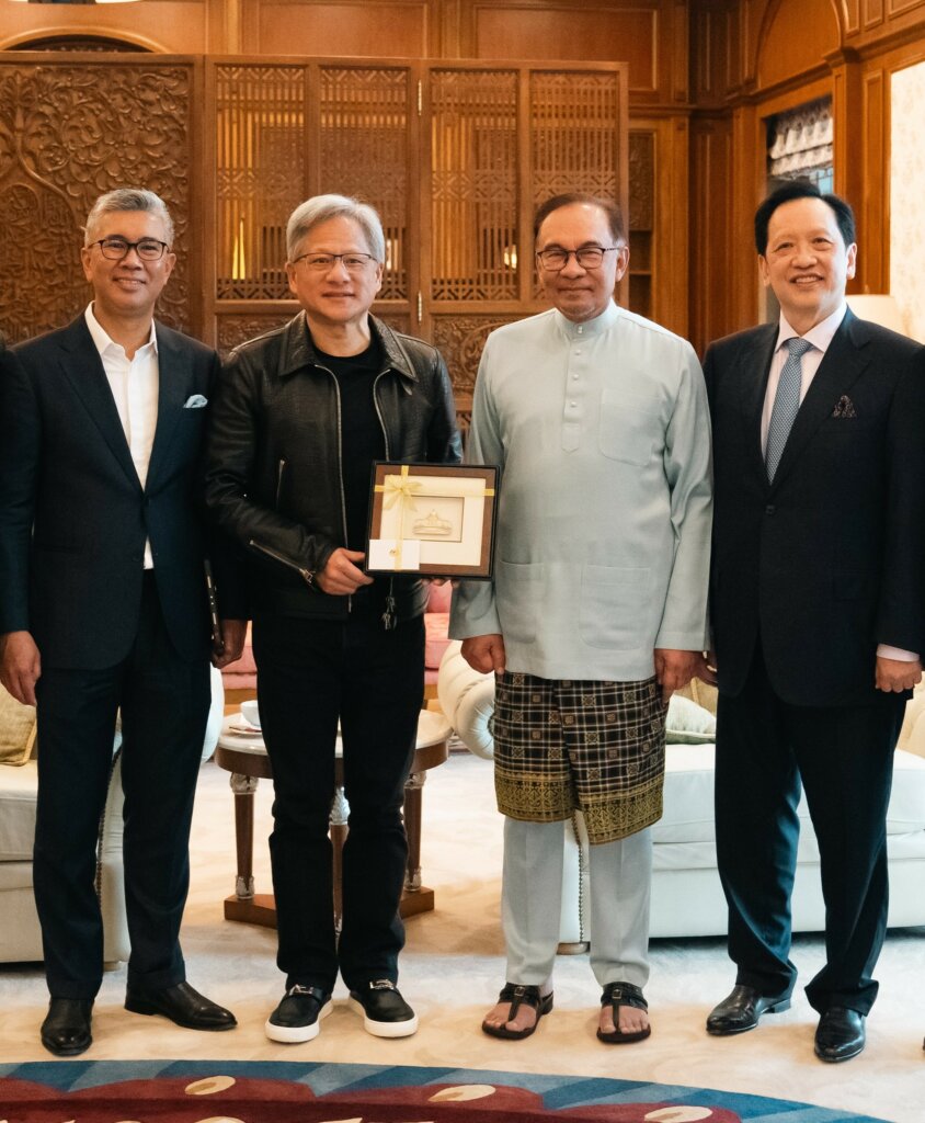 (L-R) Tengku Zafrul Abdul Aziz, Minister of Investment, Trade and Industry (Miti), Jensen Huang Jen-hsun, NVIDIA Corp CEO and Founder, Anwar Ibrahim, Malaysia PM, Yeoh Seok Hong, MD, YTL Power International Berhad.